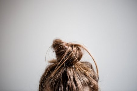 Дерматолог дала советы, как справиться с проблемой выпадения волос