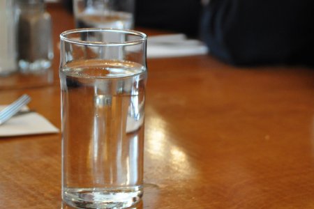 Уролог заявил, что большой объем выпитой воды может вызвать отек мозга