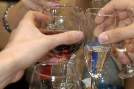 Нарколог назвал допустимую дозу шампанского на Новый год