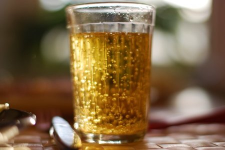 Эндокринолог Лазуренко перечислила напитки, которые вредно пить ночью