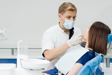Стоматолог Тарасов рассказал, как боли в спине связаны с зубами