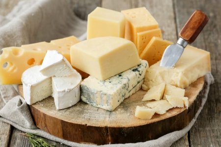 Диетолог Соломатина назвала два самых полезных вида сыра для пожилых людей