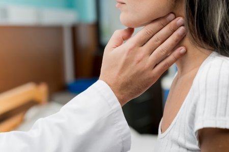 Врач Руссу назвал внешние признаки, которые говорят о проблемах с щитовидкой