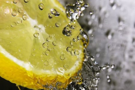 Специалист по питанию Уиллард раскрыла пользу регулярного потребления воды с лимоном
