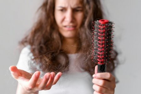 Трихолог Нагайцева перечислила основные причины выпадения волос