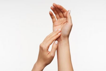 Косметолог Дарсигова рассказала, как ухаживать за кожей рук