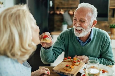 Диетолог Бест перечислила пищевые привычки, замедляющие старение после 50 лет