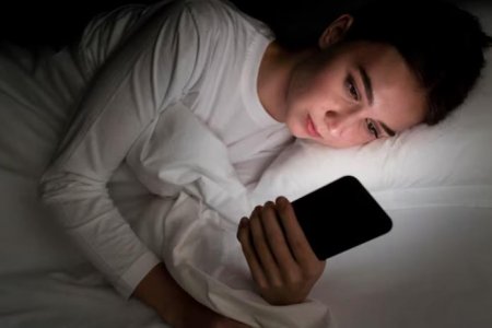 Врач Чудаков объяснил, почему нельзя класть телефон рядом с кроватью во время сна