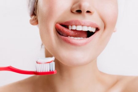 Стоматолог Патель призвал никогда не мочить щетку перед добавлением зубной пасты