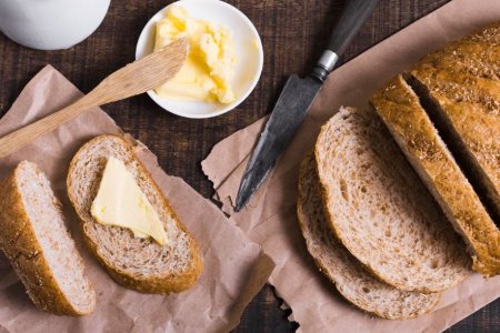 Врач-диетолог рассказала, кому запрещено употреблять хлеб с маслом