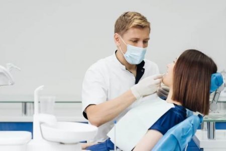 Стоматолог Левчук назвала четыре неочевидные причины, по которым выпадают зубы