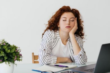 Врач Демьяновская рассказала, что дневной сон более 20 минут может вызвать головную боль