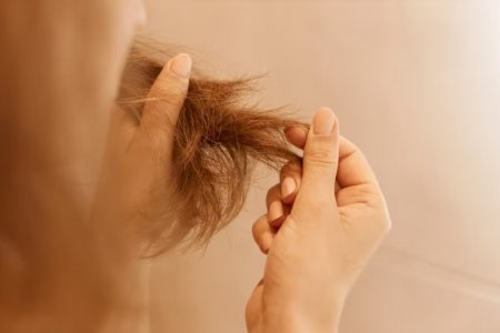 Эндокринолог Бинатова назвала проблемы с волосами симптомом болезней щитовидной железы