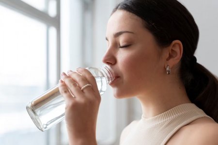 Гастроэнтеролог Валькова заявила, что количество ежедневно выпиваемой воды рассчитывается индивидуально